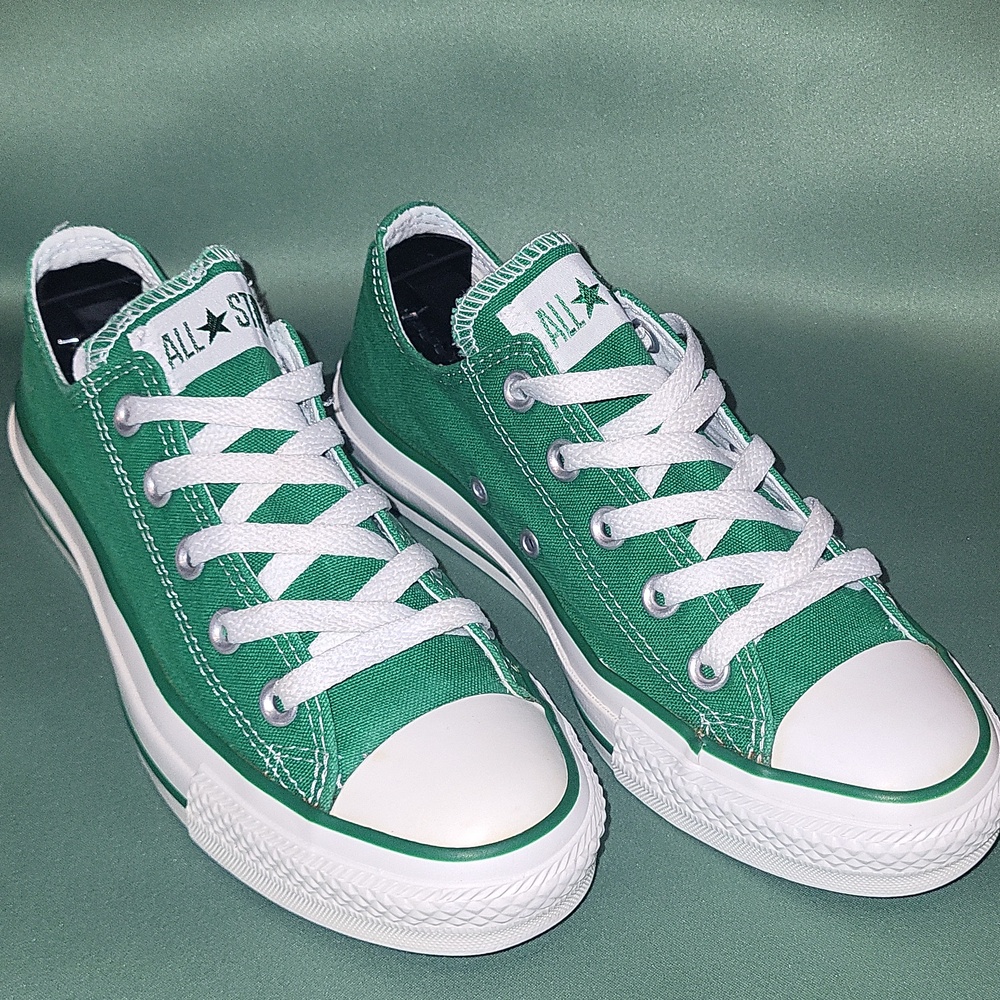 Converse Low Top Sneakers in Green & White Size 6w